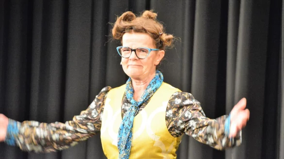 Frieda Braun begeistert mit ihrer unvergleichlichen Mimik, mit ihrem Wortwitz und ihrem originell-altbackenen Outfit. Gemeinsam mit dem belgischen B&uuml;hnenk&uuml;nstler Joseph Collard entwickelt sie ihre Programme weiter. Foto: Karin Prignitz - &copy; Karin Prignitz