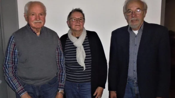 Sie leiteten bis zuletzt die Geschicke des MGV "Harmonie" Varenholz-Stemmen: Vorsitzender Hartmut Grzonka (rechts) sowie Irmgard und Peter Schwarze. - &copy; Hans-Ulrich Krause