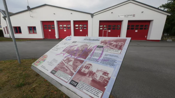 Die SPD-Fraktion m&ouml;chte pr&uuml;fen lassen, ob ein zentraler Neubau eines Feuerwehrger&auml;tehauses nicht sinnvoller ist, als viel Geld in die Sanierung des jetzigen Ger&auml;teshauses - der ehemaligen Wagenhalle der Stra&szlig;enbahn - zu stecken. - &copy; Jost Wolf