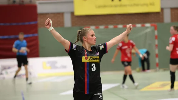 Laura R&uuml;ffieux, Spielf&uuml;hrerin der HSG Blomberg-Lippe und seit 2013 im Verein, hat sich w&auml;hrend der Jahre mit Trainer Andr&eacute; Fuhr zu einer Handballerin mit Format entwickelt. - &copy; paul cohen