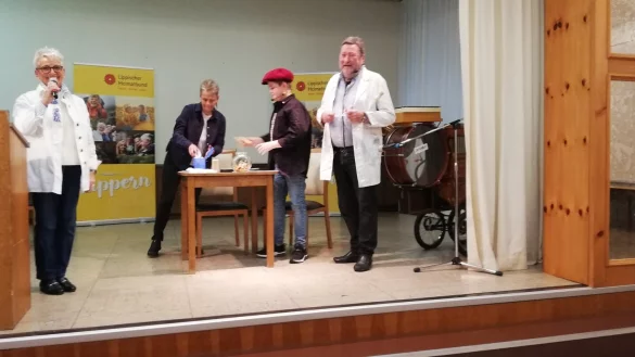 Die Blomberger Tanja und Robin Münch sowie Lörle und Wolfgang Budde führten einen Sketch auf. - © Heimatbund