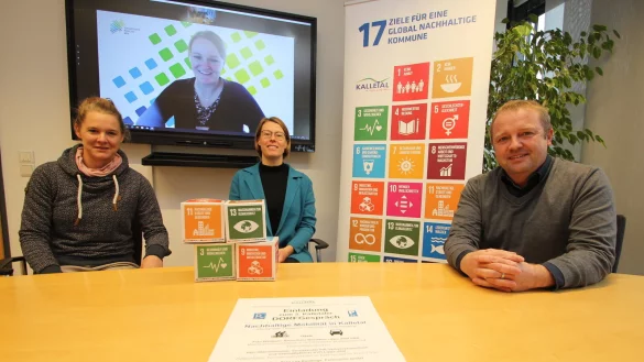 Moderatorin Lea Kohlhage (von links), Kalletals Klimaschutzmanagerin Henrike Sieker, B&uuml;rgermeister Mario Hecker und per Bildschirm zugeschaltet Referentin Linda Waldeyer werben f&uuml;r den Besuch des "Kalletaler Dorfgespr&auml;chs" zum Thema Mobilit&auml;t am Mittwoch, 30. November, in Asendorf. - &copy; Jens Rademacher