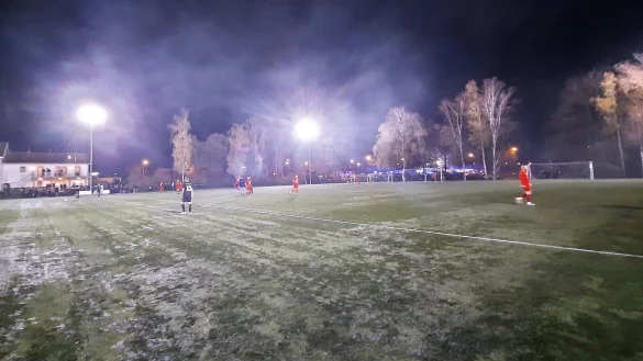 Die Flutlichter sind eingeschaltet, die Mannschaften wärmen sich auf: Doch dann wird die Partie des SVE Jerxen-Orbke gegen den TBV Lemgo wegen des Wohnhausbrandes in umittelbarer Nähe des Sportplatzes abgesagt. - © Oliver König