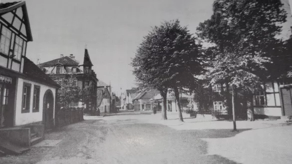 Die Familie Rosenthal hat in der Heidenschen Stra&szlig;e 16 gewohnt. Das Foto aus dem Jahr 1950 zeigt das Haus links, die Querstra&szlig;e dahinter ist die Von-C&ouml;lln-Stra&szlig;e. - &copy; Repro: Martin Hankemeier