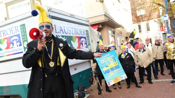 Robin Schmidt, Pr&auml;sident der Lagenser Narrenfreiheit, er&ouml;ffnet auf dem Marktplatz die Session. - &copy; Nicole Ellerbrake