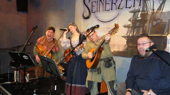 Sieht angriffslustig aus: Ein Piratenlied braucht viel Energie und Leidenschaft. Trotzdem besticht die Mittelalter-Gruppe &bdquo;Seinerzeit&ldquo; im Sommertheater durch eing&auml;ngige, melodi&ouml;se Lieder mit eher sanfter Instrumentalbegleitung. Die Barden von links: Daniel Wahren, Ronja Luka, Janko vom See und Marius der Taktgeber. - &copy; Hajo G&auml;rtner