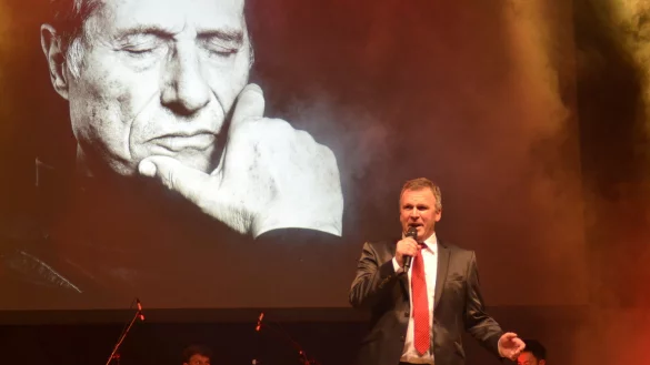 Mit seinen Interpretationen von Udo J&uuml;rgens ist Ingo Dickewied gro&szlig; geworden. Seine B&uuml;hnenkarriere h&auml;ngt der Lemgoer nun allerdings an den Nagel - mit einem gro&szlig;en Abschiedskonzert in der Phoenix-Contact-Arena. - &copy; Infinity GmbH