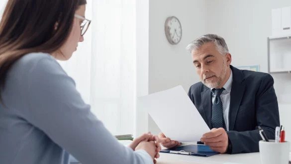 Das Kennlerngespr&auml;ch zun&auml;chst auf eine pers&ouml;nliche Ebene zu ziehen, statt einen Bewerber gleich mit Fragen zu l&ouml;chern, h&auml;lt IHK-Experte Sebastian Prange f&uuml;r den richtigen Ansatz. - &copy; Adobe Stock