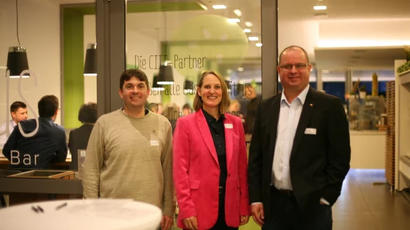 Referent Prof. Dr. Josef L&ouml;ffl mit Anja Moldehn und Arne Brand (von links). - &copy; Katrin Thaler, IWD/TH OWL