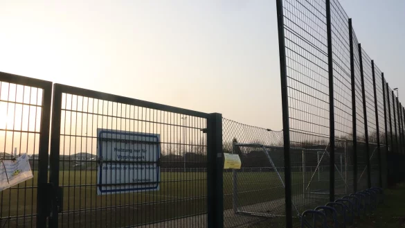 Die Flutlichtanlage f&uuml;r den Kunstrasenplatz des TuS Asemissen sowie der Zaun rund um das Gel&auml;nde sollen erneuert werden. - &copy; Birgit Guhlke