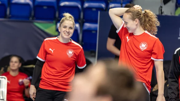 Im roten DHB-Shirt f&uuml;hlt sich Alexia Hauf (links) von der HSG Blomberg-Lippe pudelwohl. - &copy; Patrick S&uuml;phke