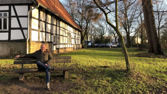 Joachim L&uuml;cking sitzt im Park hinter dem "Haus" an der Max-Planck-Stra&szlig;e. - &copy; Thomas Reineke