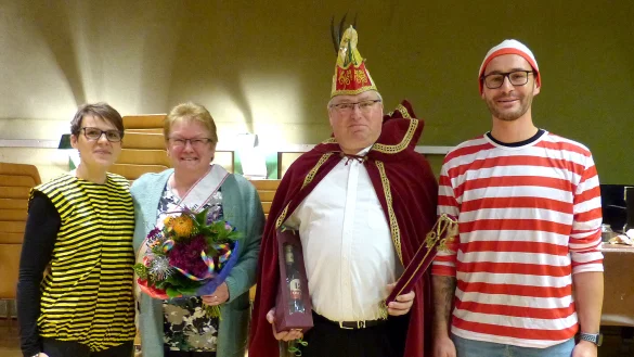 Alverdissen hat mit Bernd und Conny D&uuml;stersiek wieder ein w&uuml;rdiges Prinzenpaar, hier umrahmt von den Vereinsvorsitzenden Tamara Rose und Benjamin Quast. - &copy; Rudi Rudolph