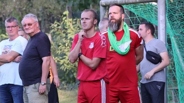 Tim Steffen (rotes Outfit) ist Trainer der ersten Mannschaft des VfL Lüerdissen. Bleibt er es auch in der SG? - © paul cohen