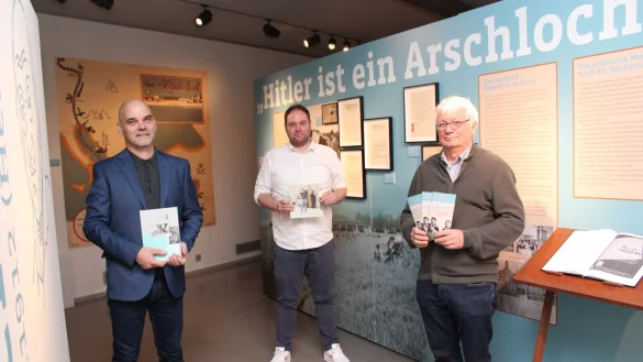 Designer Martin Emrich (von links), Museumsleiter Fabian Schr&ouml;der und Initiator J&uuml;rgen Scheffler stehen in der Ausstellung "3 Br&uuml;der" im Hexenb&uuml;rgermeisterhaus. - &copy; Nadine Uphoff