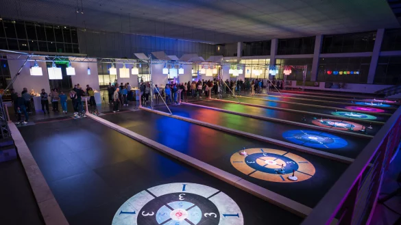 Im Hangar haben die EisSpielZeiten wieder begonnen. - &copy; Liknaris GmbH