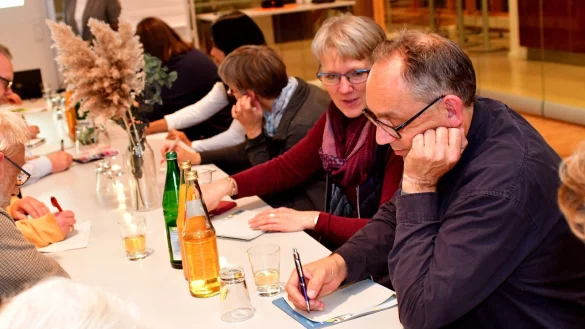 Die Teilnehmer notieren sich Stichworte zum Thema &bdquo;Was macht uns als Christen aus?&ldquo; Foto: Gunter Held - &copy; Foto: Gunter Held