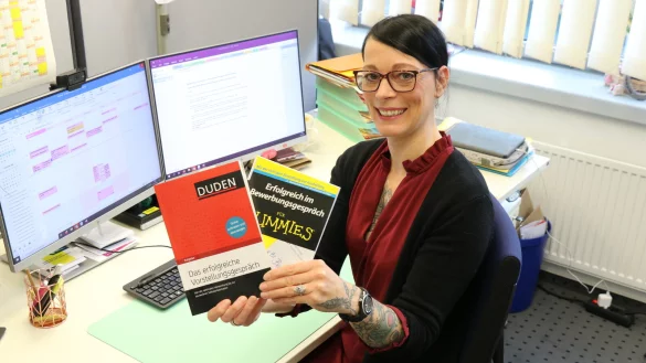 Wer sich auf das Vorstellungsgespr&auml;ch vorbereiten m&ouml;chte, kann im Internet nach Tipps st&ouml;bern oder durchaus auch zu Literatur greifen. Sybille L&uuml;decke l&auml;dt Anfang Dezember zu einem Workshop zum Thema ein. - &copy; Alexandra Schaller