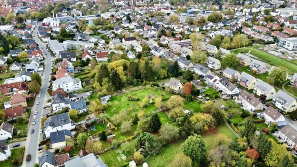 Der Blick von oben auf das k&uuml;nftige Neubaugebiet am P&ouml;stenweg. Das W&auml;ldchen bleibt in Teilen erhalten. Die Zufahrt wird &uuml;ber die Stra&szlig;e "Hinter den P&ouml;sten" erfolgen. Der vorderte Bereich Richtung Wilmersiek bleibt unbebaut. - &copy; J&ouml;rg Hagemann