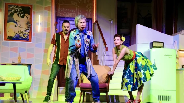 Die k&auml;mpferische Feministin Sylvia (Beatrice Richter, Mitte) erkl&auml;rt Markus (Mischa Mang) und Franziska (Nadine Schori) die Welt. - &copy; Heidi Stork