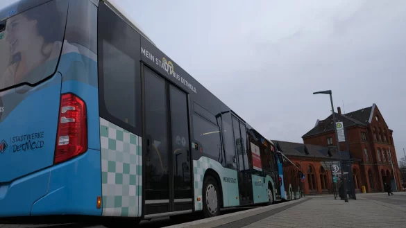 In der Debatte um kosteng&uuml;nstige Bustickets f&uuml;r Sch&uuml;ler gibt es Fortschritte. Die DetCon soll nun die Einf&uuml;hrung neuer Tarife pr&uuml;fen. - &copy; Sven Koch