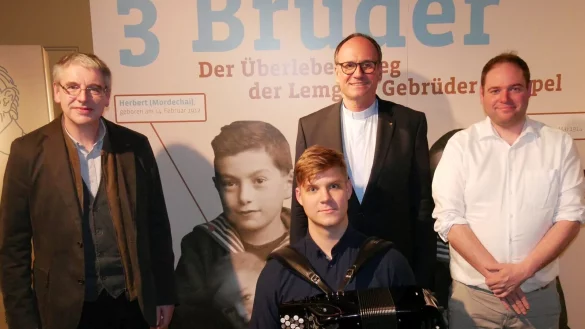 Bei der Ausstellungser&ouml;ffnung im Museum Hexenb&uuml;rgermeisterhaus sind (von links) Gastredner Harald Lordick, Victor Vlasov, der das Programm mit dem Akkordeon musikalisch umrahmte, und Superintendent Dr. Andreas Lange bei Museumsleiter Fabian Schr&ouml;der zu Gast. - &copy; Thomas Kr&uuml;gler