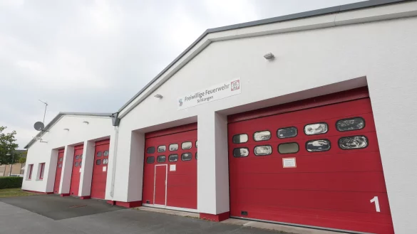 Das Schl&auml;nger Feuerwehrger&auml;tehaus war fr&uuml;her die Wagenhalle der Stra&szlig;enbahn. Entsprechend schlecht ist es ged&auml;mmt. - &copy; Jost Wolf