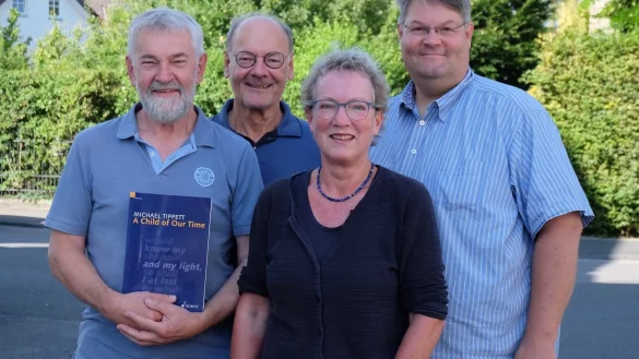 Freuen sich auf die Auff&uuml;hrung von Tippetts &bdquo;A Child of Our Time&ldquo;: Johannes Koderisch, Peter Philippi und Doris Findorff-Rasche vom Vorstand des Oratorienchores mit Chorleiter Professor Florian Ludwig (von links). - &copy; Karen Hansmeier