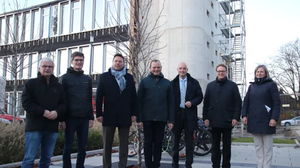 Freuen sich &uuml;ber den Baufortschritt am Kreativ-Institut OWL: (von links) Guido Falkemeier, Dekan des Fachbereichs Medienproduktion, Professor Dr. Andreas M&uuml;nzmay von der Universit&auml;t Paderborn, der Detmolder B&uuml;rgermeister Frank Hilker, Professor Dr. J&uuml;rgen Krahl, Pr&auml;sident der Technischen Hochschule Ostwestfalen-Lippe, Jan Kronsbein von der Bezirksregierung Detmold, Hadjakos Aristotelis von der Hochschule f&uuml;r Musik Detmold und Annette Nothnagel, Leiterin der Regionale 2022. - &copy; TH OWL