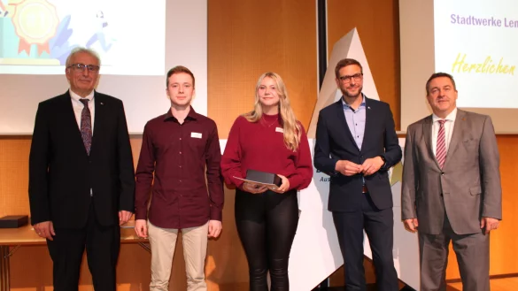 Daniel Schubert (zweiter von links) und Stefanie Teichrib (Mitte) wurden von Volker Steinbach (links), Stefan Sievers (zweiter von rechts) sowie Landrat Dr. Axel Lehmann f&uuml;r ihre Abschlusspr&uuml;fung ausgezeichnet. - &copy; Nico D&uuml;llmann