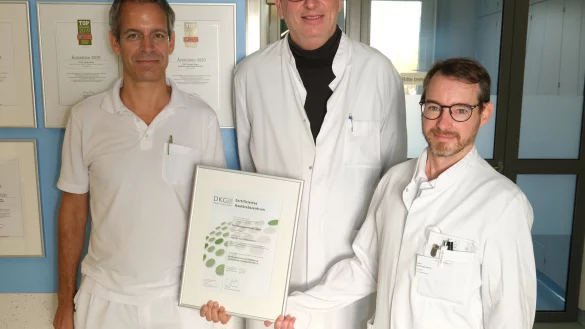 Zentrumsleiter Dr. Stefan Nestoris, Chefarzt Dr. Helger Stege und Zentrumskoordinator Andreas Keiler freuen sich über die Zertifizierung des Hautkrebszentrums Lippe durch die Deutsche Krebsgesellschaft. - © Klinikum Lippe