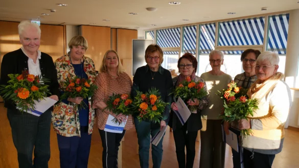 Wurden für ihr Engagement in der ÖKAH von der Vorsitzenden Bärbel Luft (Sechste von links) geehrt: Erika Siemon, Christa Behmenburg, Gisela Adolph, Gudrun Rinne, Anneliese Kronshage, Magdalene Kehne und Frauke Humke, von links. - © Lippische Landeskirche