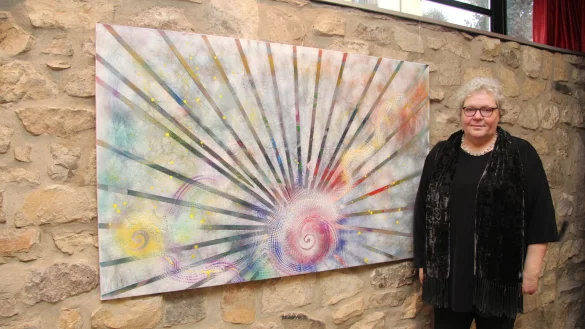 K&uuml;nstlerin Christel Aytekin vor einem ihrer Lieblingswerke aus der Ausstellung "Klangspirale" im Gemeindehaus St. Nicolai. - &copy; Nadine Uphoff