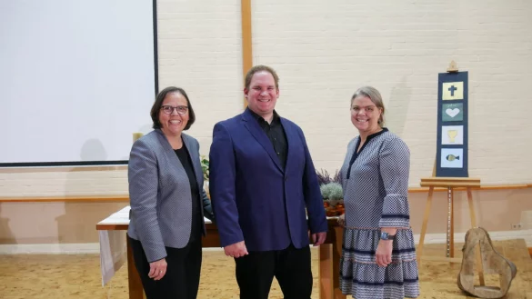 Freude bei der Einf&uuml;hrung: Juliane Arndt, Wolfgang Loest und Daniela Flor (von links). - &copy; Lippische Landeskirche