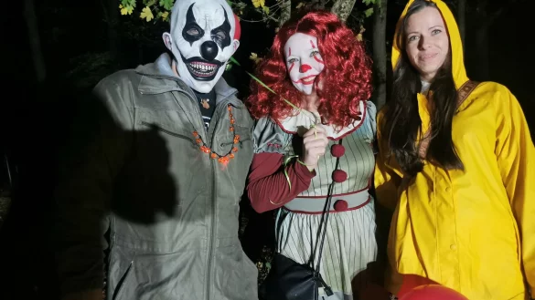 Sabrina Hofmann (Mitte) gewinnt als Clown Pennywise den Kost&uuml;mwettbewerb auf der Sieger-Halloween-Party auf der Hohen Asch. Mit ihr feiern Ehemann Julian (links) als Clown und die aus Kufstein/Tirol angereiste, geb&uuml;rtige B&ouml;singfelderin Natascha Fragner (rechts) als Georgie. - &copy; Sylvia Frevert