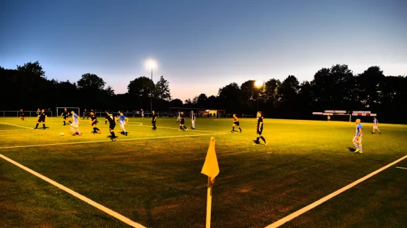 Aktuell ein frommer Wunsch: Fu&szlig;ballspiele unter Flutlicht, wie hier auf dem Braker Walkenfeld-Kunstrasen, sind vermutlich erst in der kommenden Saison wieder m&ouml;glich. - &copy; J&ouml;rg Hagemann