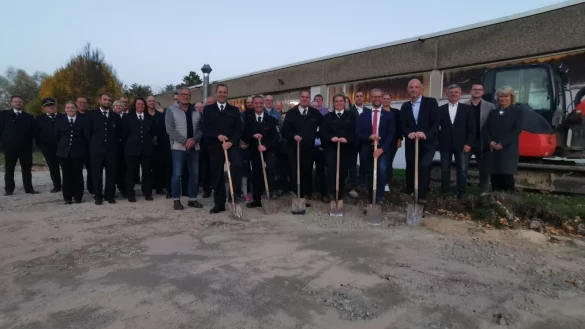 Die Feuerwache im K&auml;lbertal in Barntrup erh&auml;lt einen Anbau. F&uuml;r den symbolischen ersten Spatenstich traten an: (von links) Wehrf&uuml;hrer Stefan Jakob, sein Stellvertreter Ian Thomi, der stellvertretende Einheitsf&uuml;hrer Timo D&auml;hling, Einheitsf&uuml;hrerin Melanie Mengedoht sowie B&uuml;rgermeister Borris Ortmeier und Jens Kronsbein von der Bezirksregierung Detmold. - &copy; Sylvia Frevert