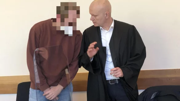 Rechtsanwalt Jerrit Sch&ouml;ll bespricht sich mit dem Angeklagten. - &copy; Martin Hostert