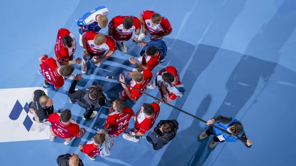 Lauschangriff. Ein Sky-Mitarbeiter horcht in einer Auszeit, was Florian Kehrmann seinen Spielern mitzuteilen hat. Foto: Sascha Klahn - &copy; saschaklahn.com