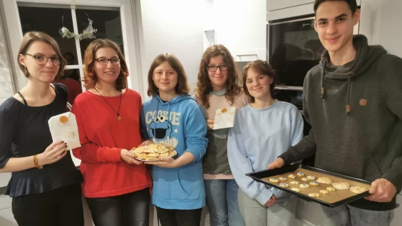Kekse als Dankesch&ouml;n: Die flei&szlig;igen B&auml;cker (von links) Luana Eicke (15), Laura Wratolis (16), Vivian Bartsch (16), Lena Wratolis (16), Jette Dietrich (16), Liam Eicke (15). Beteiligt war auch die hier nicht anwesende Ameleya Genth (15). Sie haben die Kekse am Martins-Abend an die Dorfbewohner verteilt. - &copy; Sylvia Frevert