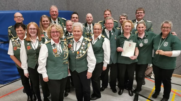 Vorstand und Geehrte des Sch&uuml;tzenvereins Alverdissen. Vorn im Bild die nach mehr als vier Jahrzehnten scheidende Schriftf&uuml;hrerin Erika Gelfert (Mitte) mit ihrer Nachfolgerin Astrid Teutrine (zu ihrer Linken). Vorsitzender Wilfried D&uuml;wel (hinten Mitte) wurde einstimmig wiedergew&auml;hlt. - &copy; Sylvia Frevert