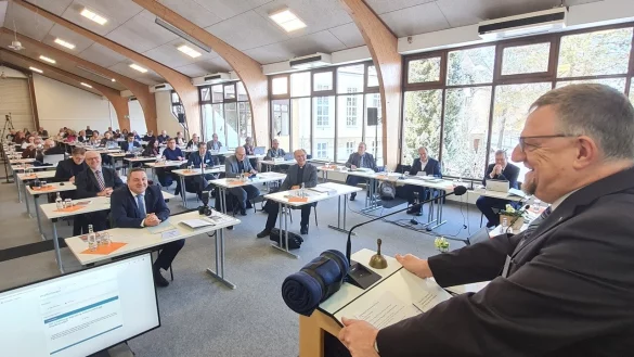 Präses Michael Keil leitet die 37. Landessynode am Schützenberg in Detmold. - © Marianne Schwarzer