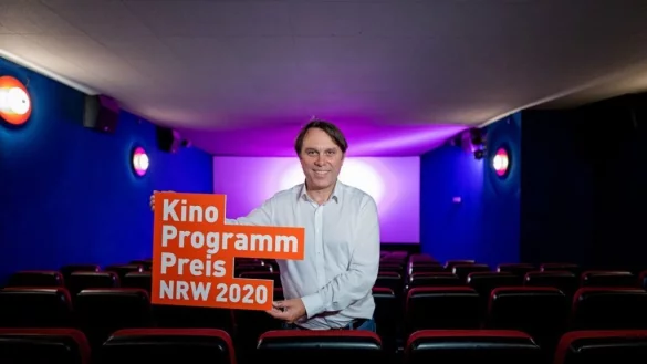 Volker Pannenbecker ist f&uuml;r sein Programm im Lemgoer Hansakino ausgezeichnet worden. - &copy; Film- und Medienstiftung NRW