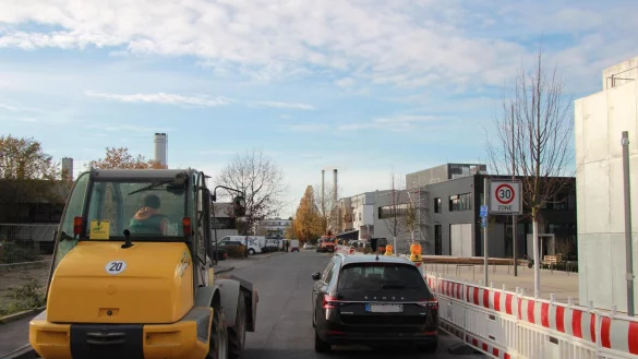 Zwischen Innovation Spin und Smart Food Factory sollen k&uuml;nftig nur noch Rettungsfahrzeuge durchkommen. Poller sollen die Campusallee an dieser Stelle abbinden. Das sorgt f&uuml;r Kritik. - &copy; Katrin Kantelberg