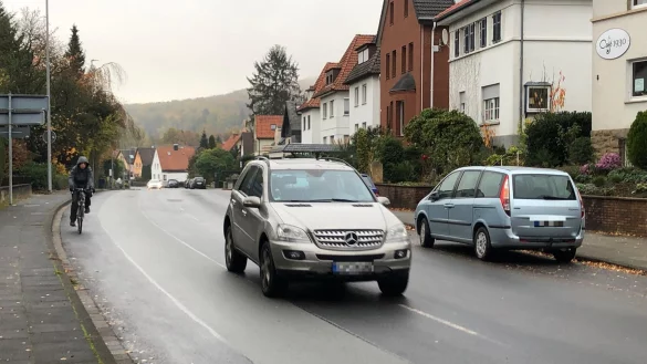 Auf der W&uuml;stener Stra&szlig;e sollen nach den Pl&auml;nen der Verwaltung wie auf der sich anschlie&szlig;enden Beetstra&szlig;e beidseitig Schutzstreifen f&uuml;r Radfahrer angelegt werden. Dann ist Parken am Stra&szlig;enrand nicht mehr m&ouml;glich. - &copy; Thomas Reineke