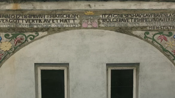 Die Inschrift des Torbogens am "Priesterhaus" ist in Deutsch und Hebr&auml;isch (unten) abgefasst. - &copy; Stadtarchiv Bad Salzuflen