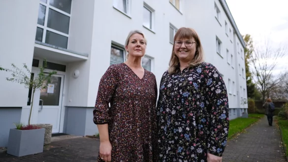 Mara-Denise Eikermann und Laura Hesse vom SOS Kinderdorf vor der Einrichtung in der Eichendorf Straße: Für junge Erwachsene werden dringend Wohnungen gesucht. - © Sven Koch
