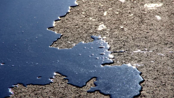 &Uuml;ber mehrere Kilometer zog sich die &Ouml;lspur auf der Bundesstra&szlig;e 1. - &copy; Symbolbild Pixabay