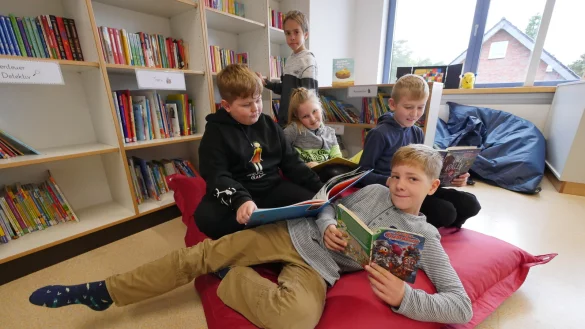 Ben (vorne), Neven, Marie, Peter und Valentin (hinten) m&ouml;chten auf jeden Fall Mitglied im Leseclub werden. - &copy; Jost Wolf