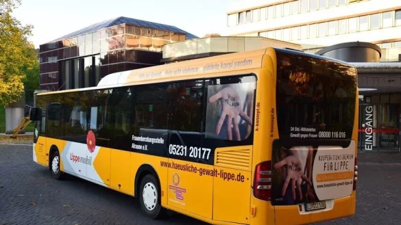 Durch Lippe fahren Busse, die Werbung machen für die Opfer-Hotline. In den Bussen und an den Haltestellen informieren Plakate in vielen Sprachen über häusliche Gewalt. - © KVG Lippe